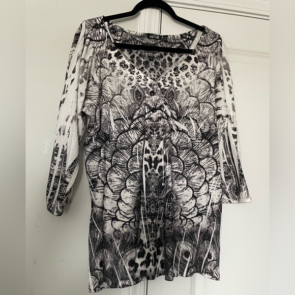 Apt. 9 Tops - Apt 9 Womens Top 2X Peacock Print 3/4 Sleeve Artsy V Neck Black and White Casual